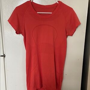 Lululemon Women's Size 8 Orange Short Sleeve Top‎